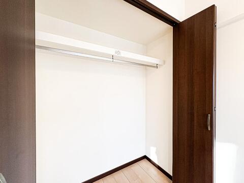 たっぷりと荷物が入るクローゼット。画像と現地では大きさ、広さの感覚が違います。是非、ご自分の目で確かめてください。