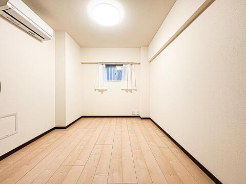 窓から光がたっぷりと差し込む明るい納戸。清々しい空間で、ゆったりと心安らぐ時間をお過ごしください。