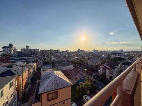 前面を遮る高い建物がなく、遠くまで見渡せるロケーション。陽当たり、通風ともに良好で、季節や時間ごとに表情を変える空の移ろいを存分に堪能していただけます。