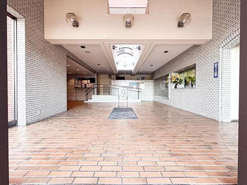 重厚感のあるレンガ調タイルが印象的なマンションのエントランス。隅々まできれいに清掃されており、管理体制の良さが見えます。マンションの顔というべき場所です