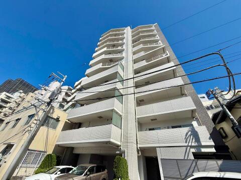 見上げるたびに誇らしくなる、堂々とした佇まいの11階建てレジデンス。明るいホワイトタイル貼りの外壁は清潔感にあふれ、周囲の街並みの中でも一際目を引きます。