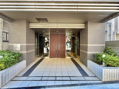 清潔感ある共用エントランスが来訪者を温かく迎えます。管理が行き届いた住環境を反映した、住む人に毎日安心感と誇らしさをもたらす印象的なエントランスです。