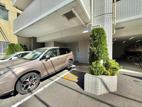 建物1階部分に駐車スペースを設けており、愛車へのアクセスがスムーズ。重い荷物があるお買い物帰りでも、楽に乗り降り・荷物の出し入れができます。