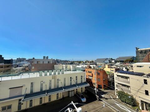 日常の目線より高い位置からの景色は住まいに開放感と彩りを与えます。採光も良好で明るい室内環境です。