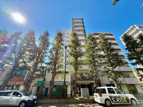 澄み切った青空に美しく映える、ホワイトを基調としたスタイリッシュな外観。直線的でモダンなバルコニーラインが、都市の景観に品格ある存在感を放ちます。