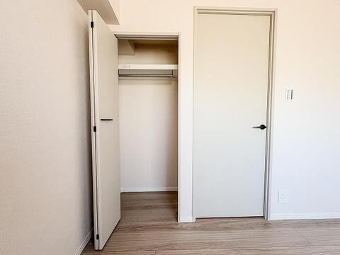 ハンガーパイプと上部棚を備えた使い勝手の良いクローゼットです。丈の長いコートやワンピースもシワにならず綺麗に掛けられます。ホワイト基調の扉でお部屋のインテリアを邪魔しないすっきりとしたデザインです。