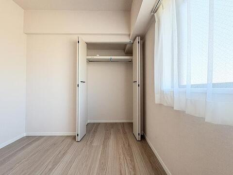 両開きタイプで開口部が広く、中の荷物を一目で見渡せるクローゼットです。出し入れが非常にスムーズで、衣類や小物の整理整頓がしやすく、お部屋の収納力をしっかりと高めてくれる機能的なスペースです。