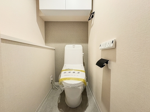 毎日快適に使える温水洗浄便座付きのトイレ。清潔感あふれる空間で、日々の生活に心地よさをプラスします。トイレットペーパーや掃除用品をすっきりまとめられる収納スペースも備えた、機能的な設計です。