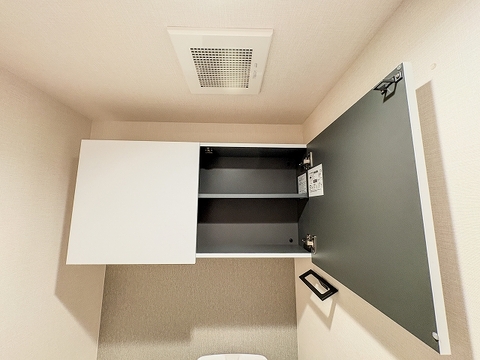 トイレ上部に便利な吊戸棚が設置されています。トイレットペーパーのストックや掃除用具、衛生用品などをすっきりと収納できます。扉付きなので、生活感を隠して清潔感のある空間を保つことができます。