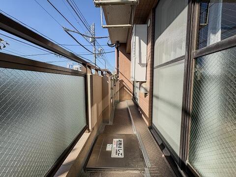 心地よい風と陽光を感じられる見晴らしの良いバルコニー。洗濯物を干すだけでなく、ちょっとした気分転換にも最適です。開放的な眺望が、毎日の暮らしにさらなる潤いと彩りを与えてくれます。
