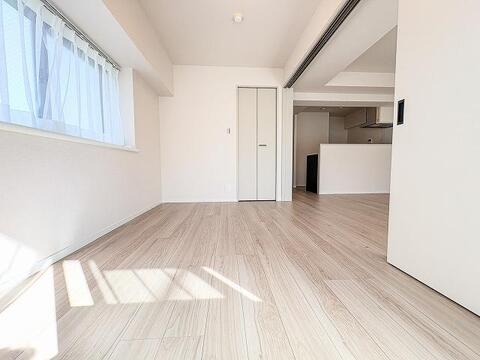 リビング横の洋室は、引き戸を開放すれば広々とした一体空間に。閉めれば独立した部屋として、テレワークや来客時など、ライフスタイルに合わせて柔軟に活用できます。