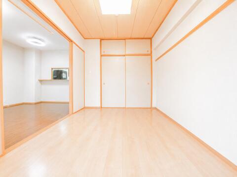 引き戸でLDKとフラットにつながる開放感のある居室。正面には天袋付きの大型押し入れ収納を備えており、布団や季節物の荷物もすっきりと整理整頓することができます。