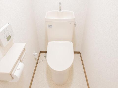 手洗いタンク付きの温水洗浄便座トイレ。操作がスムーズな壁掛けリモコンや、スマホ・小物を一時置きできる棚付きペーパーホルダーを備えた使い勝手の良い造りです。