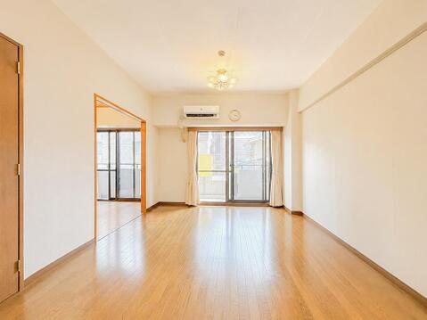 隣接するお部屋の扉を開放することで、より一層広々とした住空間として活用可能なLDK。ライフスタイルや来客に合わせて柔軟にレイアウトを変更できます。