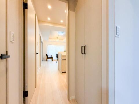 専用庭からの陽光が満ちる明るい室内。解放感あふれる住空間