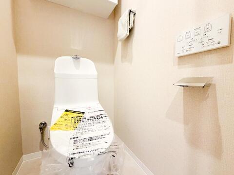 新規交換済みの快適な温水洗浄便座付トイレ。清潔感あふれる心地よい空間