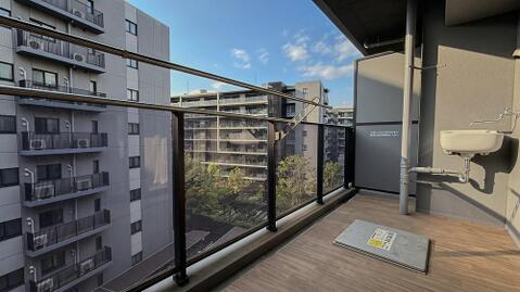 奥行きと幅にゆとりのあるバルコニーは、洗濯物を干すだけでなくリフレッシュの場としても最適。水栓(スロップシンク)がついているため、バルコニー周りのお手入れも手軽にできて大変便利です