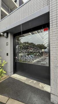 セキュリティに優れた屋根付き駐輪場オートロックやセキュリティカメラを備えた屋内に配置されており、大切な自転車を雨風から守ります。安心・安全に利用できます。