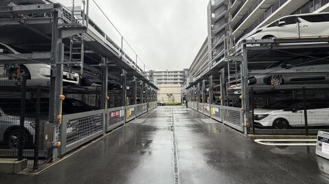マンション敷地内に設置された立体駐車場で、お出かけや買い物帰りの移動もスムーズ。しっかりと管理されたクリーンな環境と充実の設備で、快適なカーライフを快適にサポートします。