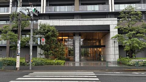 大理石調の重厚な壁面とダイナミックなガラス扉が印象的なグランドエントランス。周囲を包む豊かな植栽のグリーンが美しく調和し、住まう人をラグジュアリーに出迎える格式高いアプローチです。