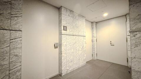 しっかりと扉で区切られた屋内に設置された、管理の行き届いたゴミステーション。雨の日でも濡れずに利用でき、鳥害や臭い漏れを防いで敷地内の美観と衛生的な住環境をスマートに保ちます