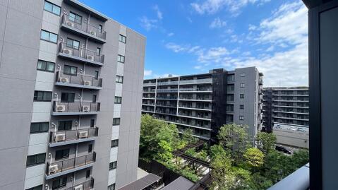 バルコニーからは敷地内の豊かな中庭の緑と抜けるような青空を一望できます。周りの建物との距離感も保たれており、都会の心地よさと自然の癒やしを同時に感じられる居心地の良いロケーションです。