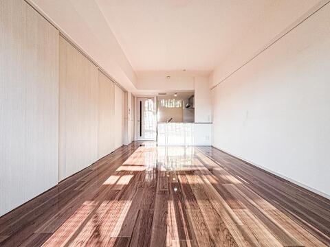 窓が多く明るいリビング。大きな窓が温もりある日差しと爽やかな風を取り込みます。晴れた日はぜひ窓を全開にして、四季の移ろいを感じる贅沢なひとときをご体感ください。