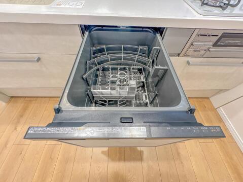 毎日の家事を強力にサポートするビルトイン食器洗い乾燥機を標準装備。食後の食器洗いの手間を大幅に軽減し、節水効果も期待できます。スマートに収納できる引き出し式で出し入れもスムーズです。