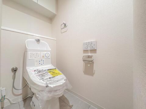 温水洗浄便座一体型トイレへ新規交換済み。清潔感あるスタイリッシュなデザインで、ペーパー類や掃除用品の保管に便利な棚も設置されています。フロアタイル仕様でお手入れがしやすいのも嬉しいポイントです。