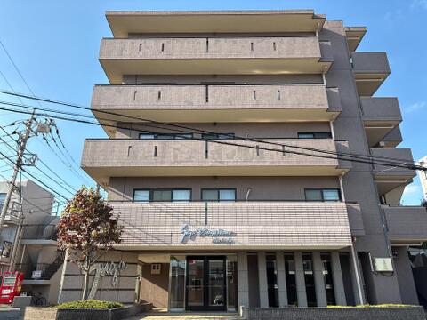 JR町田駅徒歩8分。シックなタイル貼りの外観と、植栽が彩る落ち着いた佇まいが魅力の分譲マンション。新規リフォーム済みの室内は82平米超×広々20帖LDKで、ゆとりある上質な暮らしを叶えてくれます。