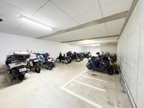 大切なバイクも安心して停められる、広々とした駐輪場を完備しています。家族の送迎や、休日のツーリングもスムーズに楽しめます。