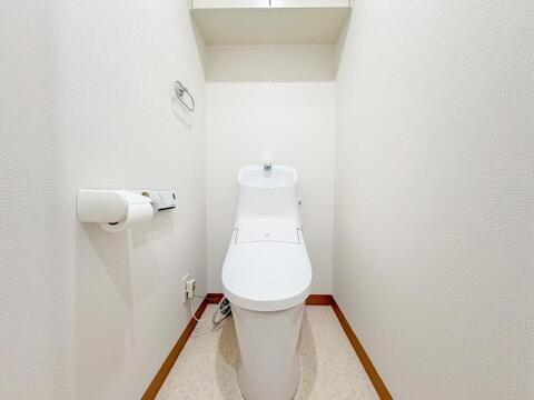 毎日使う場所だからこそ、清潔感と機能性を重視。手洗い付きの節水型トイレと収納で、快適なプライベート空間を演出します。