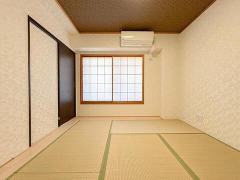 畳の香りが心地よい和室は、お子様の遊び場や家族のくつろぎの場に最適です。障子から柔らかな光が差し込み、穏やかな時間が流れます。