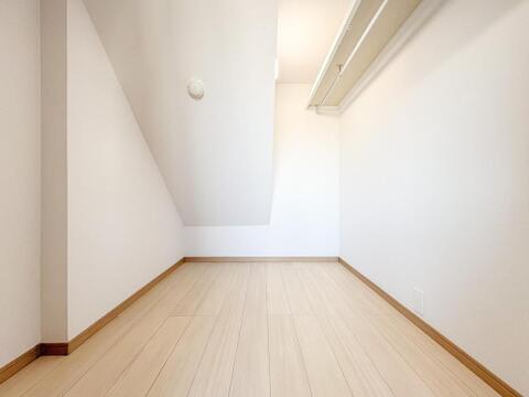 傾斜天井が特徴の収納スペースは、家族の荷物をすっきり整理整頓できます。明るい空間で、お子様の成長と共に増える思い出も大切に保管できますね。