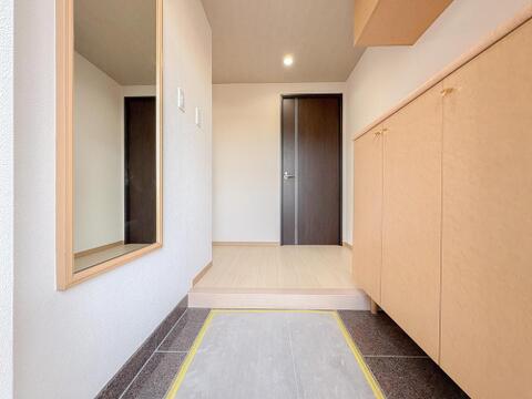 清潔感あふれる広々とした玄関は、家族みんなの靴や外出グッズをすっきり収納できます。お出かけ前に身だしなみを整える大きな鏡も嬉しいポイント。