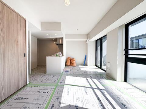 LDKのメインとなる大きな窓。大きめの開口部から暖かい日差しが長い時間射し込みます。天気の良い日は是非窓を開けて風通しの良さもご体感下さい。明るいLDKがご家族団欒の時を包みます。