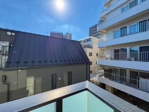 ここから見渡すと澄み渡る青い空に、心地よい風と暖かい日差しが駆け巡ります。