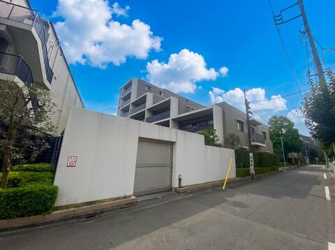 現在居住中ですが、事前予約にて室内内覧も調整いたします。まずは外観や周辺環境、駐車スペースの使い勝手から確認してみませんか。