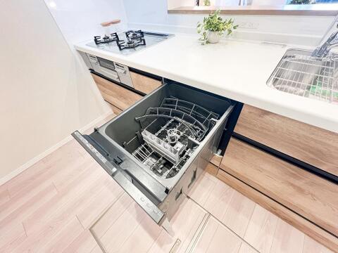 食洗機完備で、家事の手間が大幅に軽減されます。スイッチを押すだけでお皿がきれいになるため、食後の片付けもラクラク。省エネ設計で節水にもつながり、手洗いの負担が少ないので、手荒れも防げます。