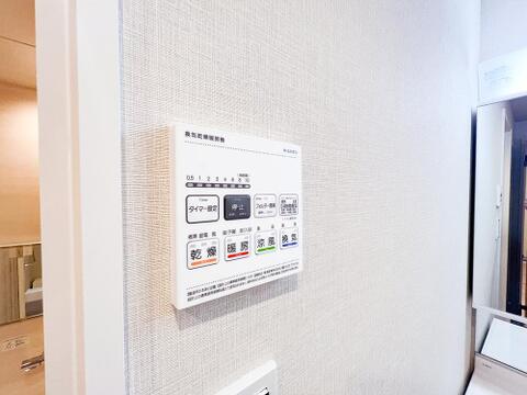 浴室乾燥機が備わり、天気を気にせず洗濯物を干せる便利な住まい。雨の日や花粉の多い季節も室内干しができるため、外出の多い方や小さなお子様がいるご家庭にもおすすめです。浴室のカビ対策にも役立ちます。