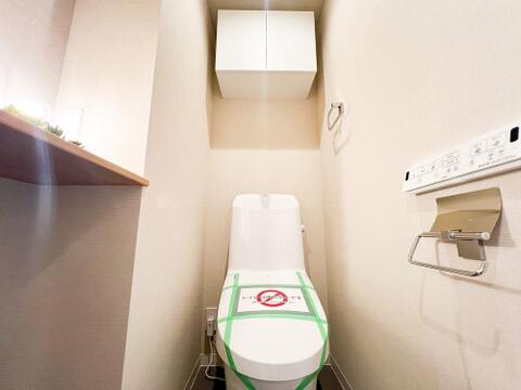 丁寧に手入れが行き届いたトイレは、清潔感が保たれた空間です。シンプルで使いやすい設計が魅力で、中古物件でも快適に利用できます。日常の生活に安心感をもたらす設備です。