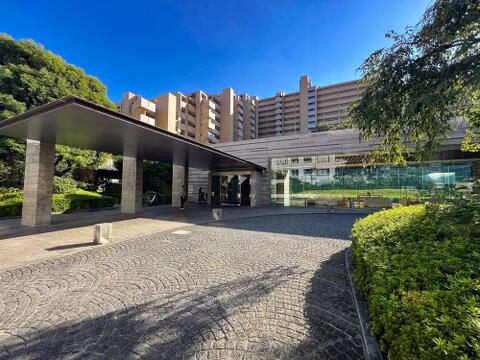 大規模コミュニティならではの魅力が詰まったマンション。共用施設や広場が充実しており、住民同士の交流が自然と生まれ、暮らしに彩りを添えてくれます。心地よい日常が広がる住環境です。