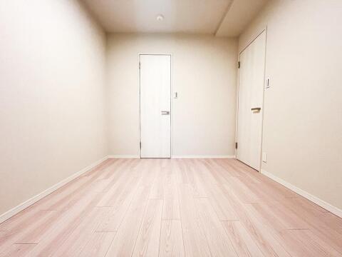 広々とした居室は、たっぷりと日差しが差し込み、ゆったりとしたくつろぎのひとときを楽しめる空間です。清潔感と快適さが保たれており、穏やかで心地よい毎日を支えてくれます。