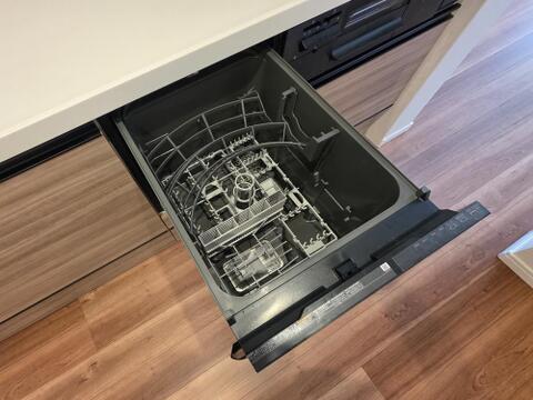 引き出し式のビルトイン食洗機を備え、食後の洗い物の負担を軽減します。キッチンに組み込まれているため、調理台のスペースを取らずに使えます。洗浄を任せている間に、ご家族との時間やほかの家事に充てられます。