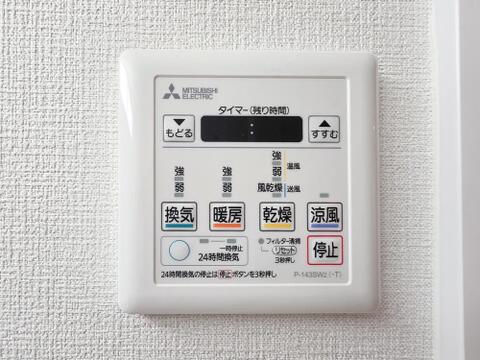 浴室の暖房・乾燥・涼風・換気を切り替えられる操作パネルです。雨の日の洗濯物は浴室で乾かせるため、天候に左右されず家事を進められます。寒い日は入浴前に暖房を使い、浴室を暖めておけます。