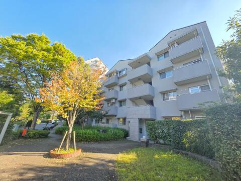 建物の周囲には樹木や生垣が配され、緑に囲まれた4階建のマンションです。敷地内の歩道から植栽を眺めながら入口へ向かえます。住戸は1階に位置し、買物帰りやお子様との外出時にも階段移動の負担を抑えられます。