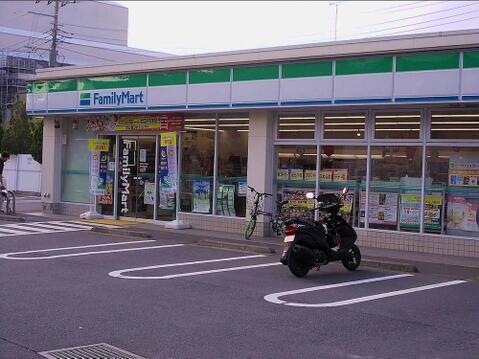 ファミリーマート多摩唐木田店まで約929m