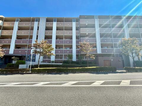 シンプルモダンなデザインが落ち着いた上質な印象を与える外観です。清潔感ある佇まいと街並みへの馴染みやすさが、住まいとしての確かな品格と魅力を高めています。