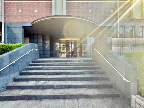 明るい色調とシンプルなデザインが印象的な建売住宅の外観。清潔感が漂い、季節の移り変わりとともに美しい表情を見せる家です。長く愛されるデザインで、住む人に安心感と快適さを与えてくれます。
