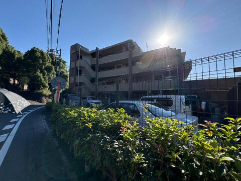 青空に映える外観と植栽。周辺環境と調和した魅力的な住まいです。